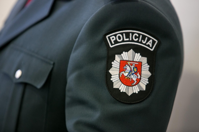 Globos namų auklėtinė apspardė policininką