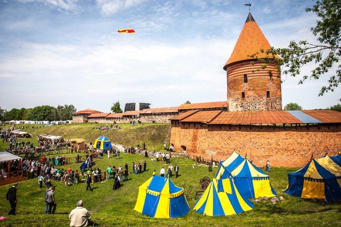 Poemos kelias: iš stalčiaus į Kauno pilį