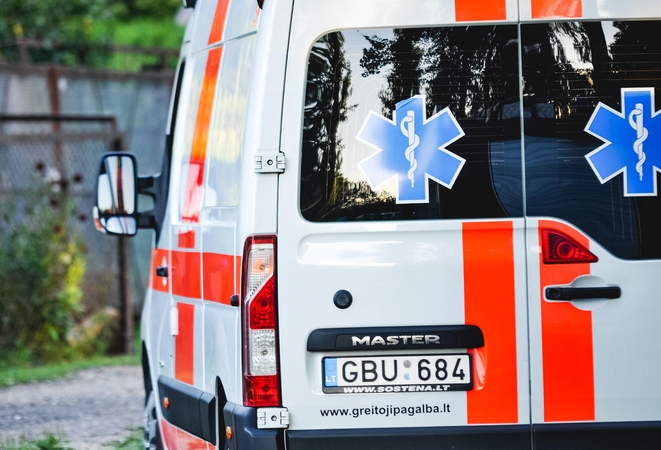 Ežerėlyje automobilis trenkėsi į medį, nukentėjo du vyrai