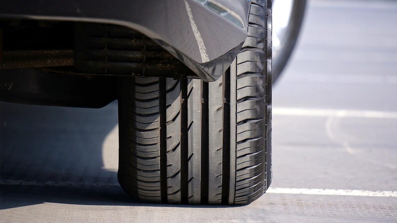 Apsvaigę chuliganai Kaune smaginosi pjaustydami automobilių padangas