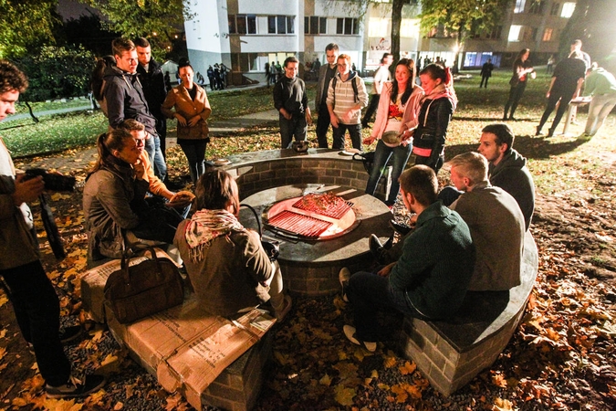 Studentų miestelyje pakvipo ant laužo kepta mėsa