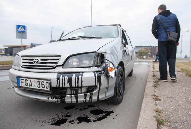 Po susidūrimo „Toyota“ nuvirto ant šono