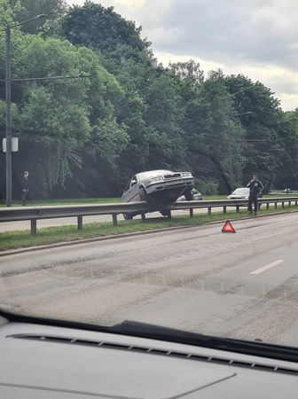 Tunelio gatvėje automobilis pakibo ant atitvarų