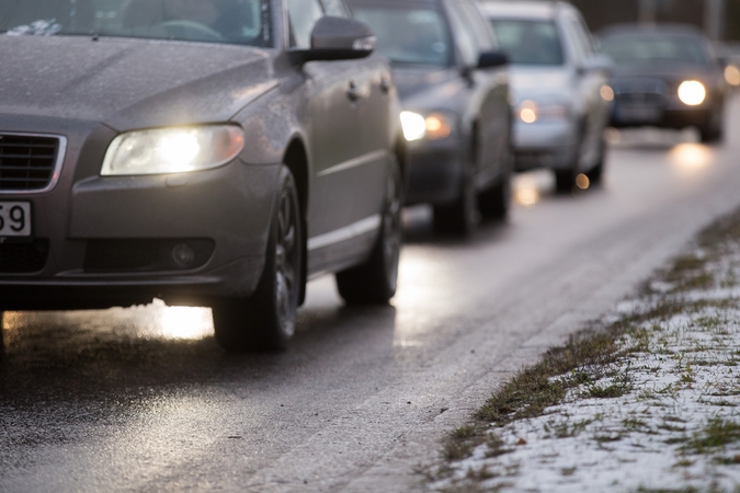 Perspėja: rajoniniuose keliuose yra slidžių ruožų