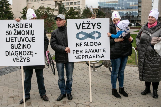 Prie Seimo susirinkę onkologiniai ligoniai priminė: vėžys – ne sloga