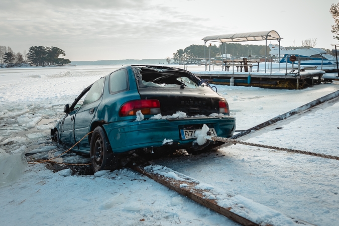 Nuskendęs „Subaru“ ištrauktas iš marių dugno (vaizdo įrašas)