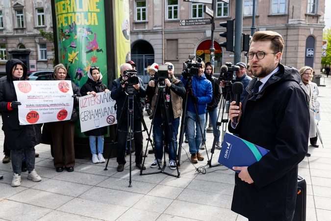 Prie ministerijos įvyko protestas: Lukui Savickui skandavo „gėda“