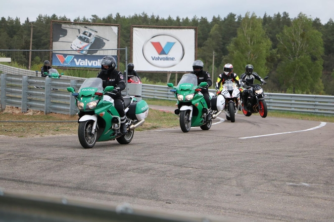 Motociklų aistruoliai kartu su pareigūnais lavino vairavimo įgūdžius