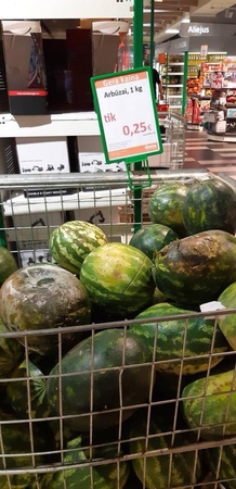 "Norfa" supuvusius arbūzus pardavinėja, gerus dalina
