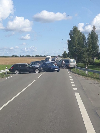 Avarija Šakių plente: susidūrus automobiliams sužeisti du žmonės