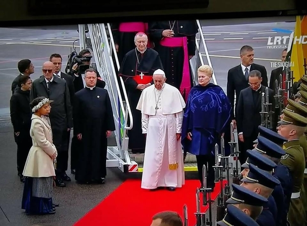 Popiežių sutikusi mergaitė (kairėje)