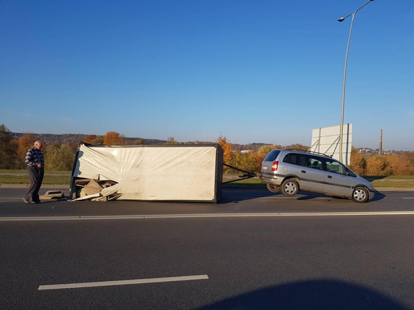 Marvelėje apvirtus automobilio priekabai sutrikdytas eismas
