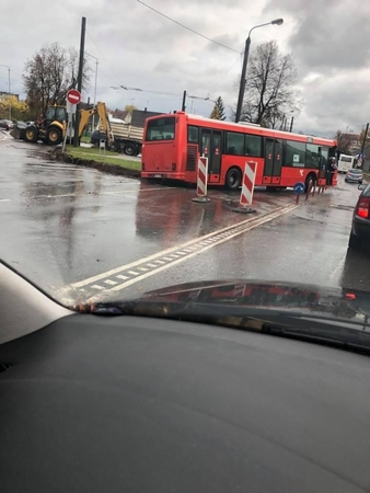 Kelią vairuotojams užtvėrė autobusai: pranešta apie spūstį