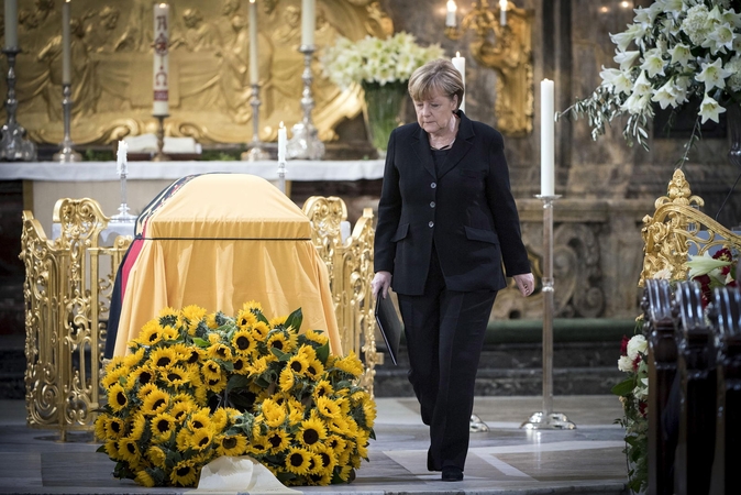 A. Merkel giria velionį lyderį H. Schmidtą už kovą su terorizmu