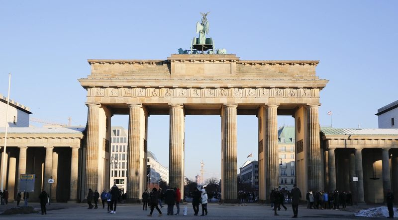 Berlyne antiislamiški protestuotojai užlipo ant Brandenburgo vartų