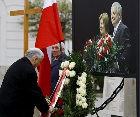 Lenkija ekshumuos L. Kaczynskio lėktuvo katastrofos aukų palaikus