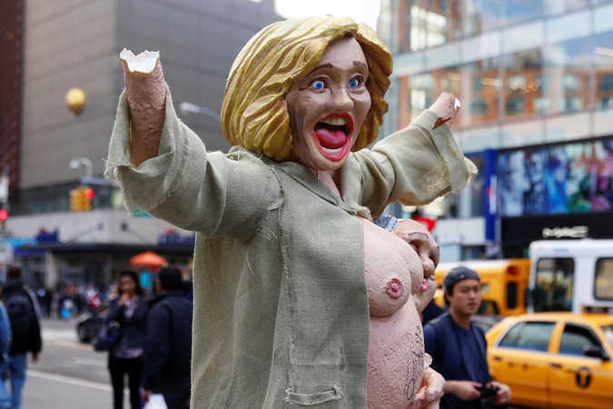 Niujorke šurmulį sukėlė apsinuoginusios H. Clinton statula