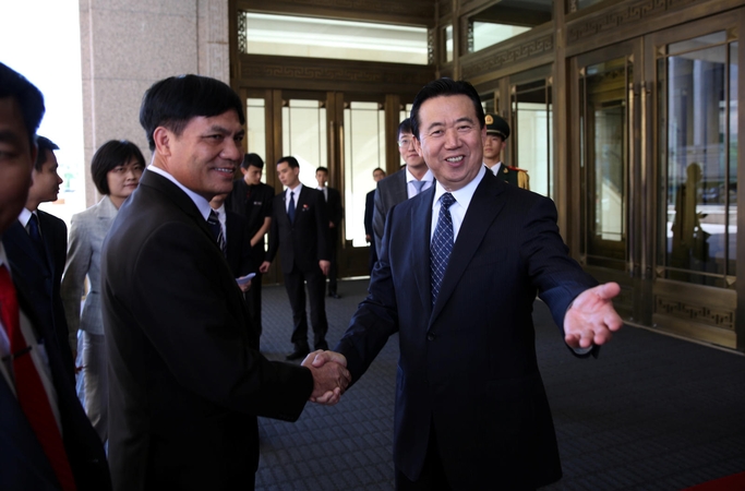 Meng Hongwei (dešinėje)