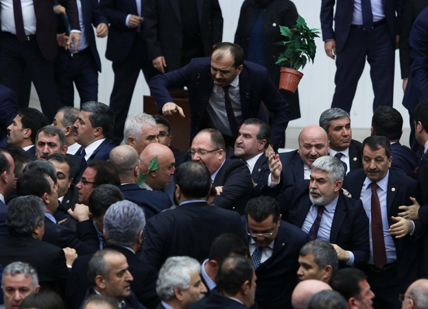 Turkijos parlamente kilo muštynės