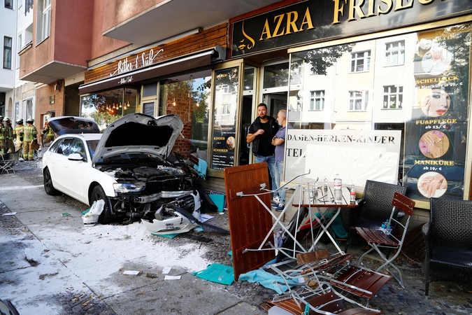 Berlyne automobiliui įsirėžus į kavinės lankytojus sužeisti penki žmonės