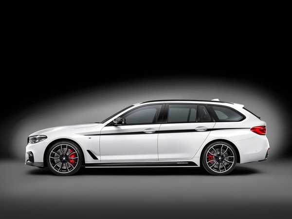 BMW pristato penktosios serijos universalus su „M Performance“ paketu