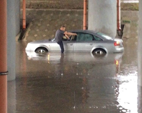 Tauragę skandino liūtis: užlietose gatvėse sutriko eismas