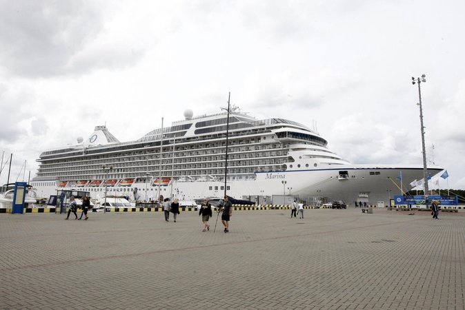 Uostamiestyje vieši kruizinis laineris "Marina"