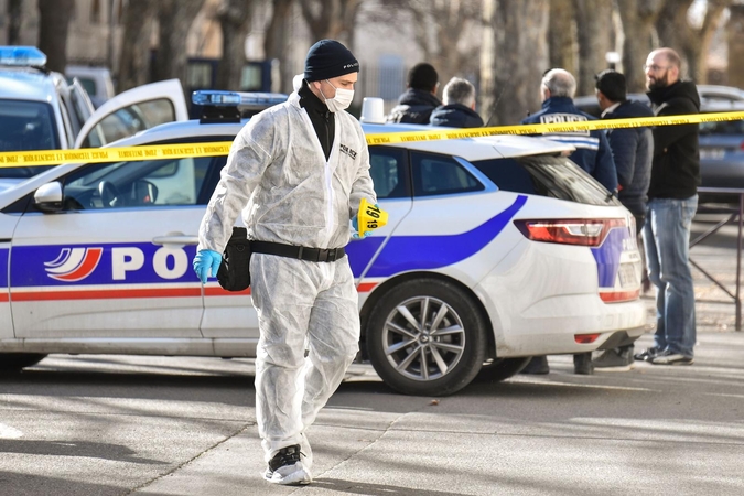 Prancūzijoje prie teismo rūmų ginkluota gauja išvadavo atvežtą kalinį