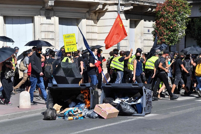 Prancūzijoje – nauji policijos susirėmimai su „geltonosiomis liemenėmis“