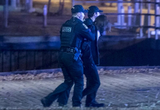 Kanadoje po dviejų žmonių nužudymo kardu suimtas vyras viduramžių drabužiais