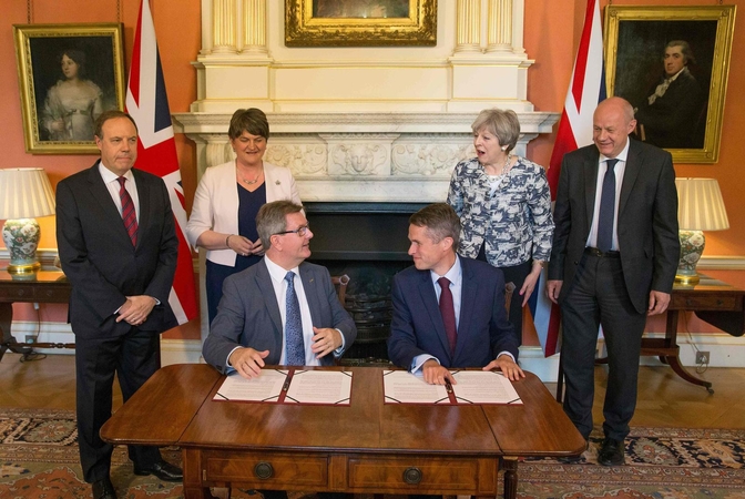 T. May pasirašė susitarimą su Šiaurės Airijos partija
