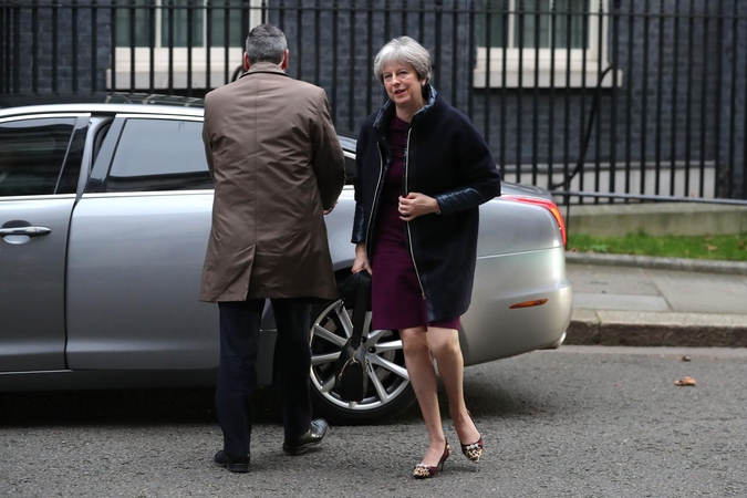 Britanijos premjerė pradėjo kabineto pertvarkymą