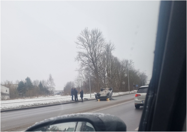 Avarija Vilniuje: ant kelio apvirto automobilis