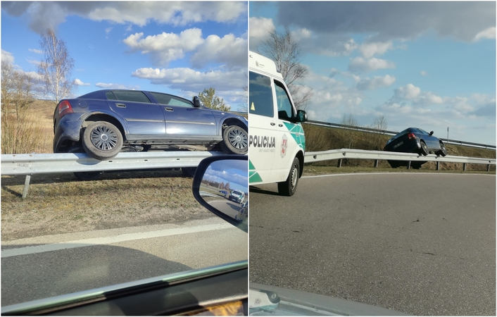 Neblaivaus vairuotojo automobilis pakibo ant kelio atitvarų