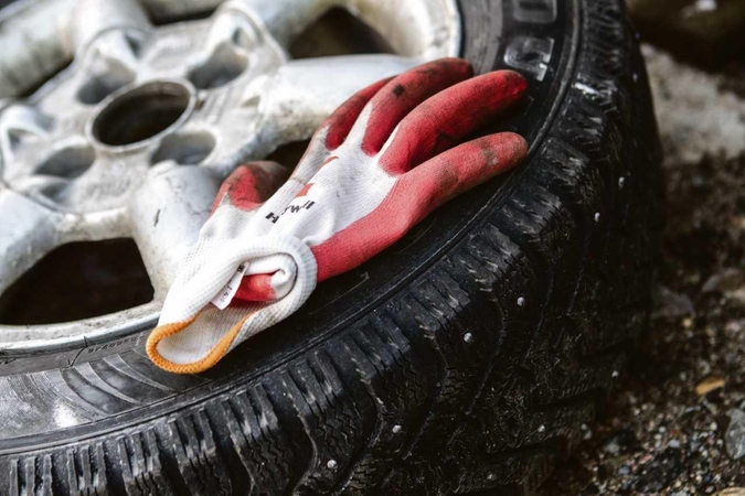 Automobilio priežiūros priemonės: kur dėti susidariusias atliekas?
