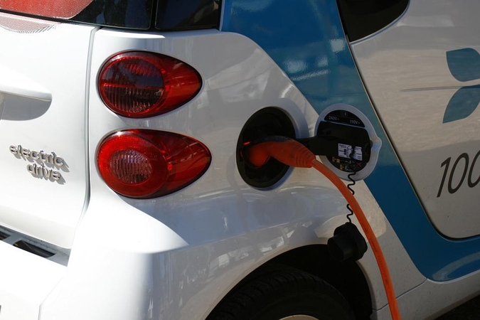 Naujausias tyrimas: elektromobilius eksploatuoti pigiau