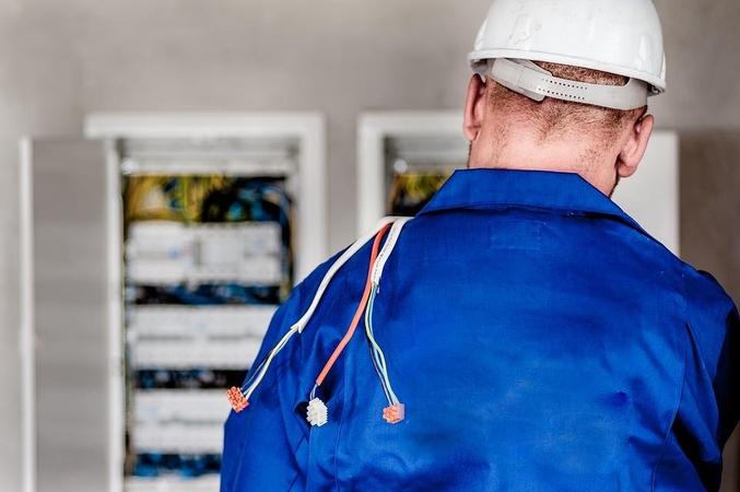 Teisėją paveikti bandęs advokatas apsimetė elektriku