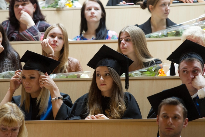 Stipendijos studentams didėja, bet jas gauna ne visi nusipelnę