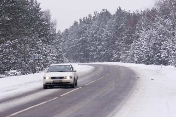 Rytų Lietuvoje eismo sąlygas sunkina slidūs keliai