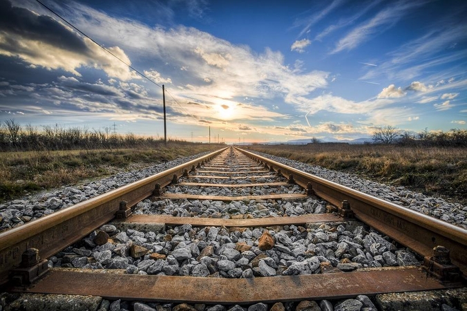 EK pareigūnai: Lenkija „Rail Balticos“ geležinkelį nuties laiku