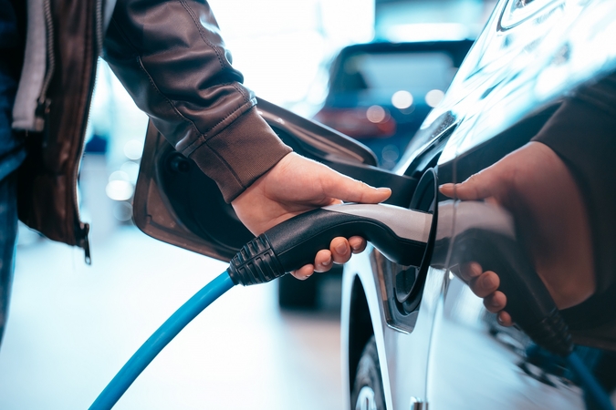 Tyrimas: lankytinose vietose trūksta elektromobilių įkrovimo stotelių