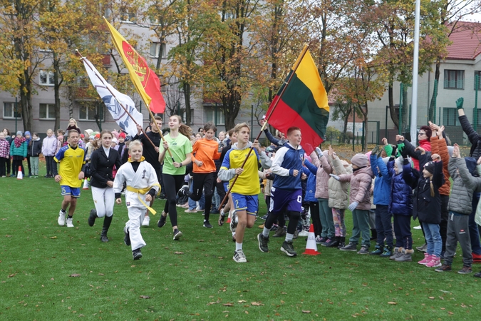 Įpareigojimas: būsimosios sporto žvaigždės nusipelnė garbės nešti vėliavą.