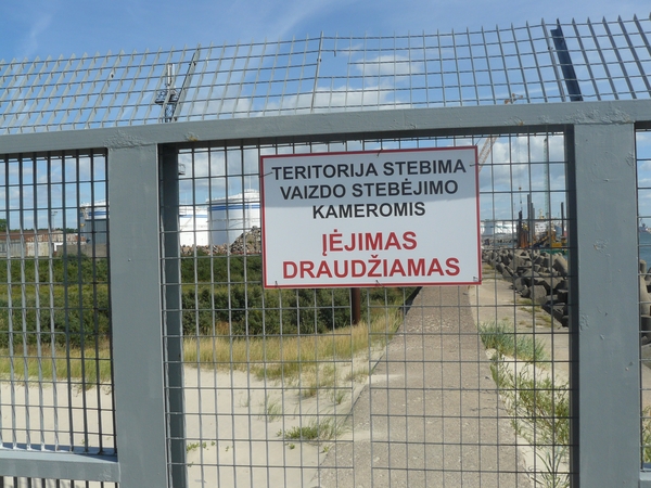 Incidentas: vienos įmonės apsaugos darbuotojai pastebėjo palei Klaipėdos uostą vaikštinėjantį įtartiną asmenį, fotografuojantį visų iš eilės uosto kompanijų infrastruktūrą.