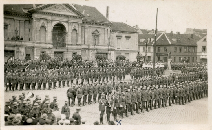 Iškilmės: 1923 m. gegužės 7 d. Naujojo turgaus (dabar Teatro) aikštėje Lietuvos kariuomenė surengė karinį paradą.