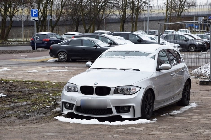 Trūkumas: neradę vietos kieme, gyventojai automobilius stato ant pėstiesiems skirtų takų, nes žmonės apskritai neturi kur jų palikti.