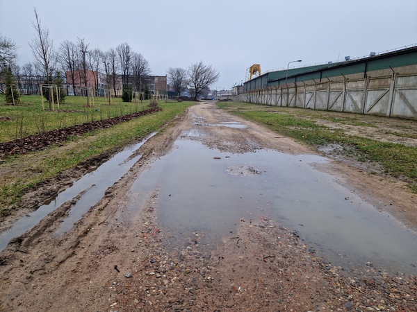 Paradoksai: Klaipėdos centrinei daliai priskiriamoje vietoje yra gatvė, primenanti kaimo vieškelį.