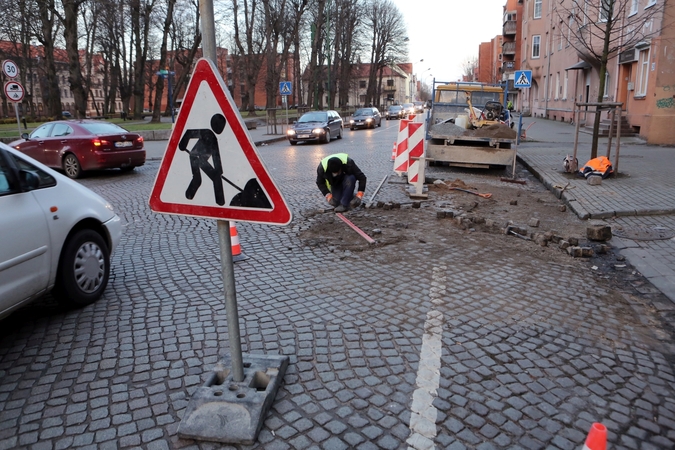 Kokybė: Liepų gatvės grindinys buvo tvarkytas ne kartą, tačiau labai netrukus po akmenimis esantis gruntas vėl pabjūra.