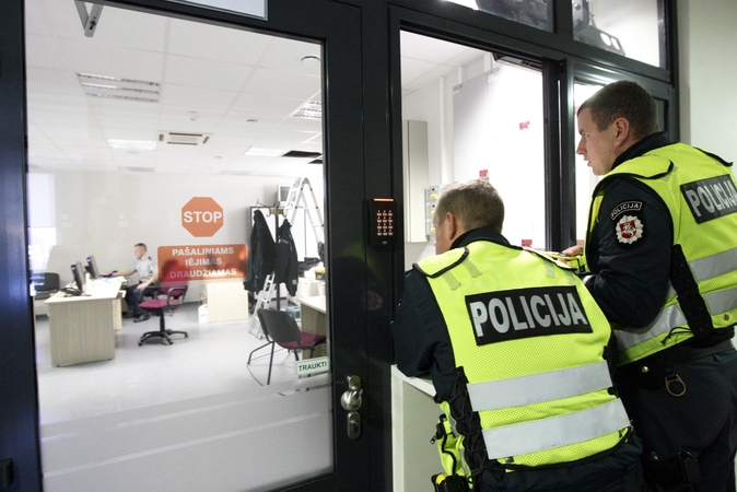 Pranešimai: pareigūnai sulaukė skambučių dėl neadekvačiai besielgiančių piliečių.