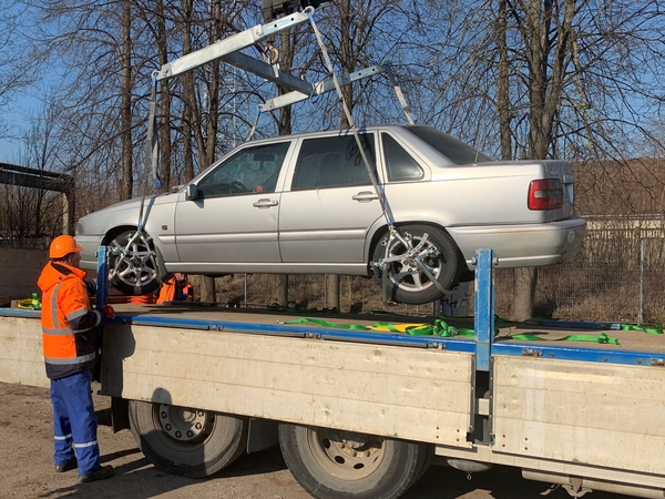 Daugiau vietos Klaipėdos gatvėse ir kiemuose – išgabenami bešeimininkiai automobiliai