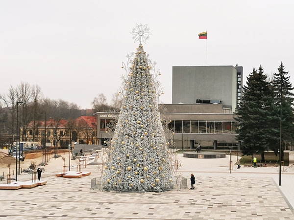 Užgeso elegantiška Panevėžio Kalėdų eglė